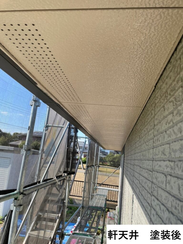 軒天塗装後です。外壁と同色できれいにまとまりました。